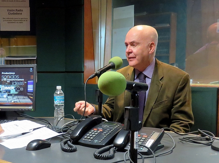 Francisco Calder�n C�rdova, columnista del noticiario Antena Radio, del IMER
